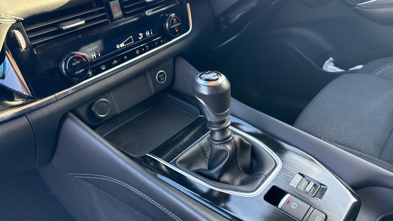 Nissan Qashqai 1.3 DiG-T MH N-Connecta 5dr Petrol Hatchback